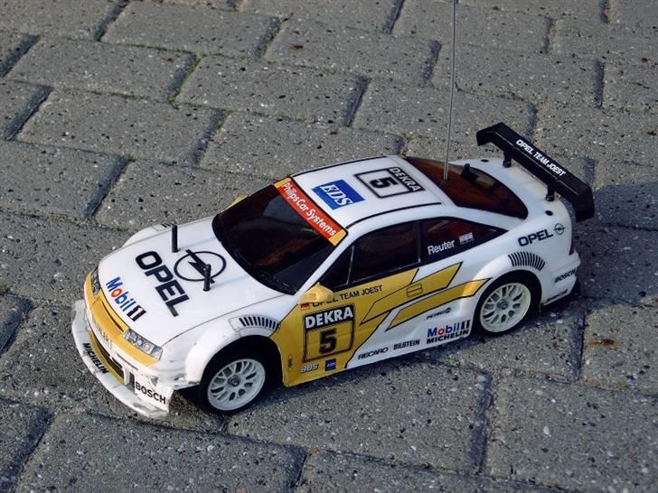 Bil Opel Calibra V6 TA-02 - Ophænget foran ser lidt sjov ud. Det hjælper lidt når batteriet bliver lagt i, men karossen kan ikke sænkes mere. Karossen er ikke skåret skævt, hjulene har bare en skrå gang i hjulkassen. billede 2
