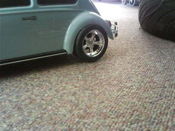 Bil Tamiya VW Beetle M-04L - Det er tydeligt de er "lidt" bredere end de org. de nye baghjul fra HPI, så skal have justeret camperen så toppen af hjulet kommer inden for bagskærmen!!! billede 20