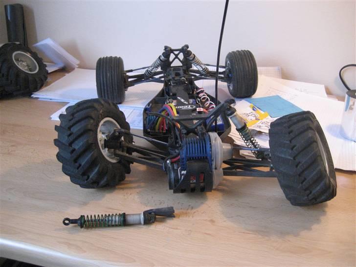 Truck Associated FactoryTeam T4 - blev lige kørt over af en bil. tumpen "sagde han ikke havde set den selvom han skulle overhale 2 på en knallert" men heldigvis kostede det ikke mere end 120kr at lave den. AE når det er bedst.. billede 12