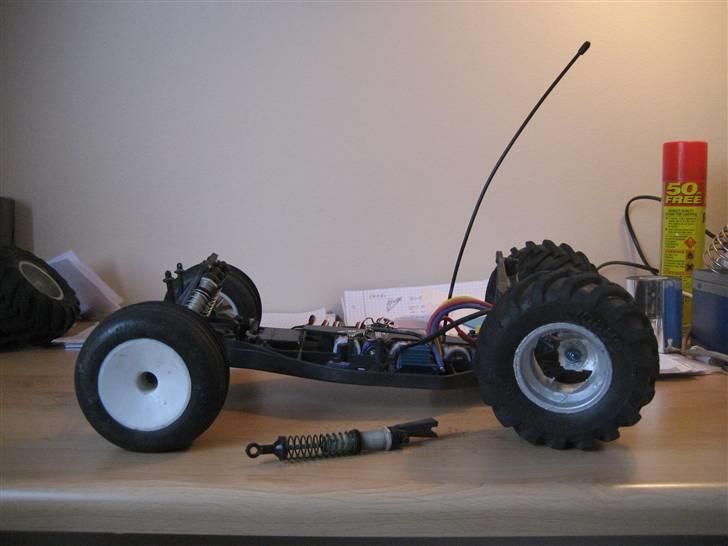 Truck Associated FactoryTeam T4 - blev lige kørt over af en bil. tumpen "sagde han ikke havde set den selvom han skulle overhale 2 på en knallert" men heldigvis kostede det ikke mere end 120kr at lave den. AE når det er bedst.. billede 13