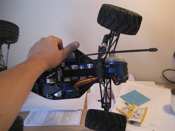 Truck Associated FactoryTeam T4 - blev lige kørt over af en bil. tumpen "sagde han ikke havde set den selvom han skulle overhale 2 på en knallert" men heldigvis kostede det ikke mere end 120kr at lave den. AE når det er bedst.. billede 14