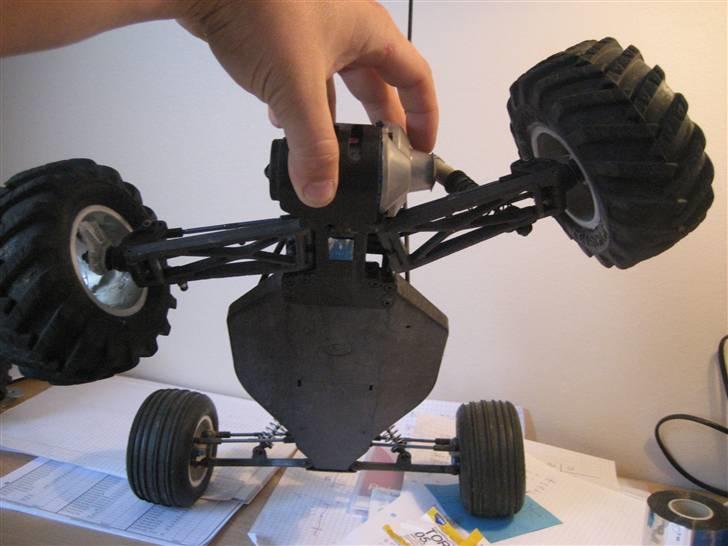 Truck Associated FactoryTeam T4 - blev lige kørt over af en bil. tumpen "sagde han ikke havde set den selvom han skulle overhale 2 på en knallert" men heldigvis kostede det ikke mere end 120kr at lave den. AE når det er bedst.. billede 15