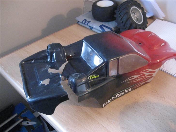 Truck Associated FactoryTeam T4 - blev lige kørt over af en bil. tumpen "sagde han ikke havde set den selvom han skulle overhale 2 på en knallert" men heldigvis kostede det ikke mere end 120kr at lave den. AE når det er bedst.. billede 16