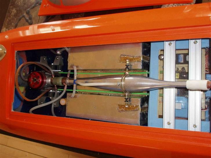Båd MHZ Varan - Motor CMB7,5cc og MVVS pipe med efterdæmper, hastighed, for hurtig til bølger på trods af 600g bly i bunden (bølgehøjde fra ½ til 1 m) billede 3