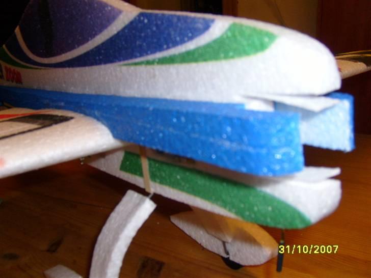 Fly Super Zoom - Der skal skæres lidt for at få plads til PJS motor så en lille modifikation af "motorrummet". billede 10