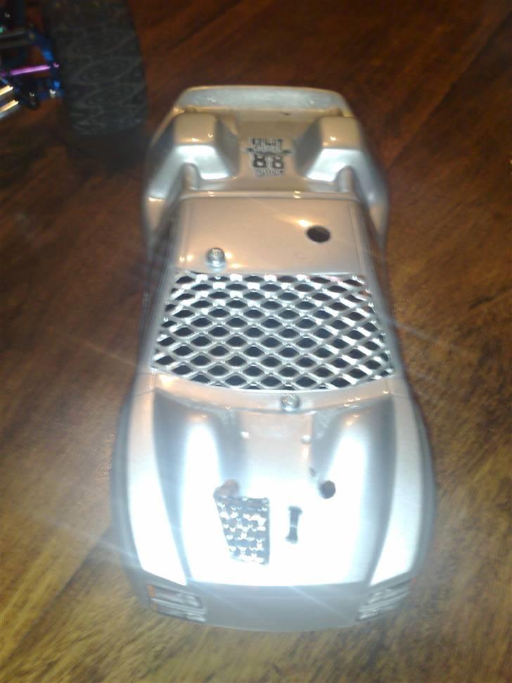 Off-Roader RC18MT alu. monster  - Em karos jeg købte brugt.. Jeg har taget stickersére af.. skåret forruden ud.. Jeg har planer om at male den matsort broke-stockcar-look billede 11