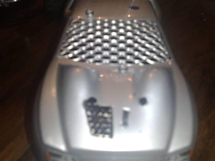 Off-Roader RC18MT alu. monster  - Da den tidligere ejer af karossen, havde boret huller til karosholder helt skævt.. fandt jeg lige på denne løsning :O) billede 12