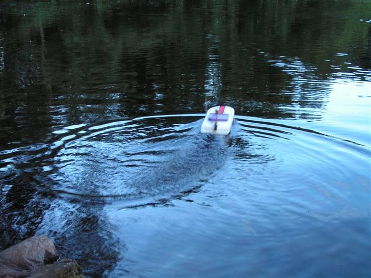 Båd Hjemmelavet "sumpbåd" - Den kan fakstisk dreje meget skarpere! Den kan vende på stedet... ;D billede 5