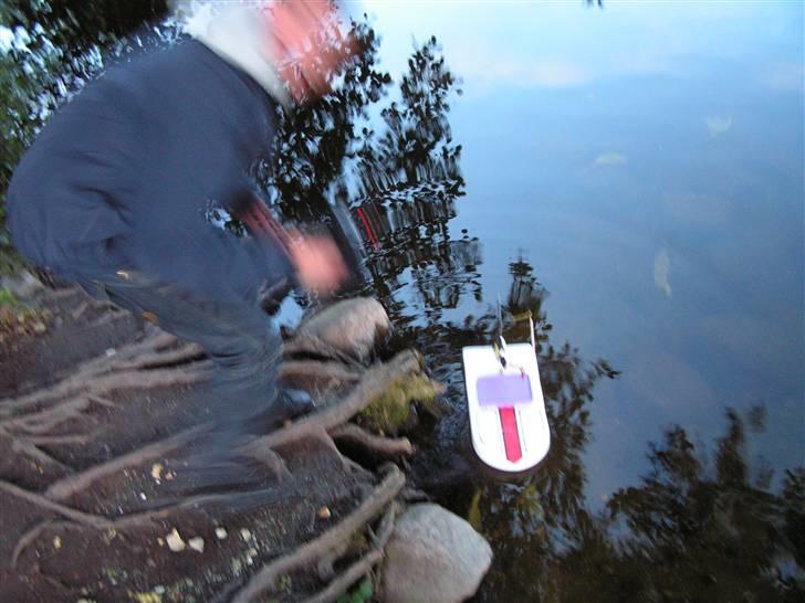 Båd Hjemmelavet "sumpbåd" - Spørg mig ikke hvad der skete her :S Min far ville lige tage et billed, og som i ser lykkedes det ikk særligt godt! billede 7