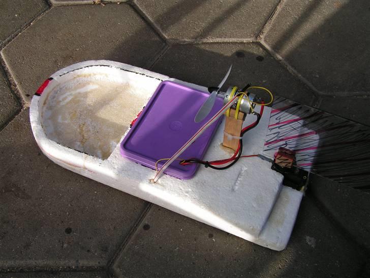 Båd Hjemmelavet "sumpbåd" - Her har jeg skåret noget flamingo af, da der var nok flydeevne i ét lag. Nu kan den så have last ombord ;p billede 8