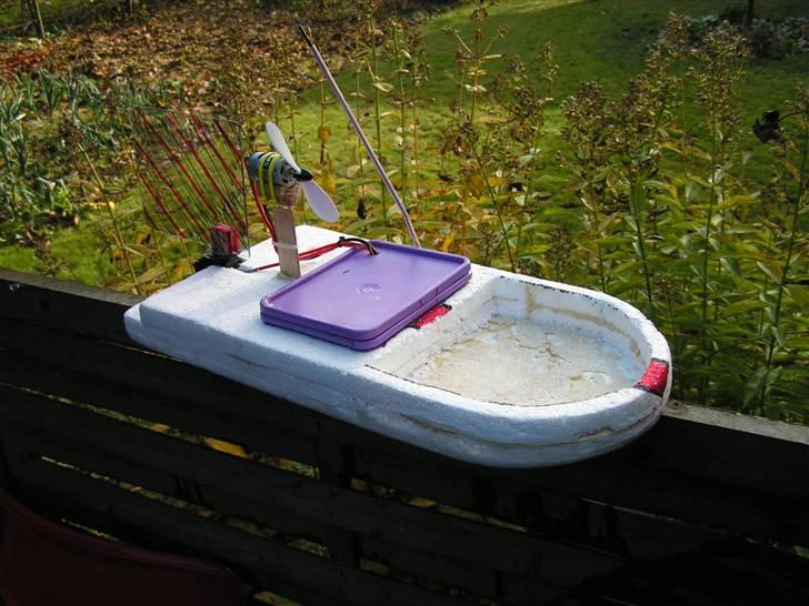 Båd Hjemmelavet "sumpbåd" - Her kan man igen se det manglende flanmingo ;-p billede 16