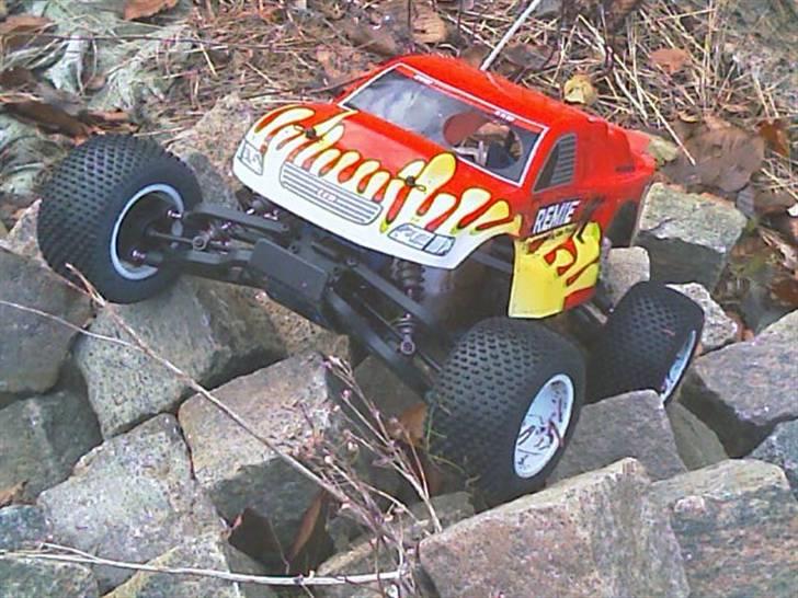 Off-Roader CEN NX Premier 4 - Er parkeret på vej op af en stak brosten billede 1