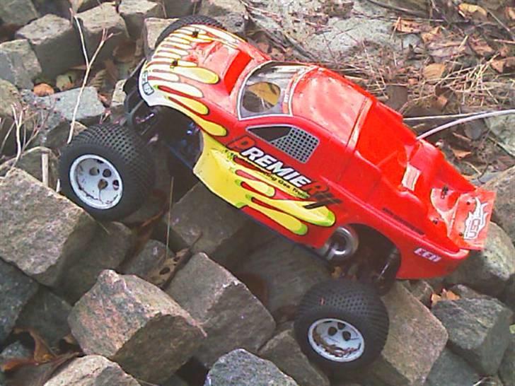 Off-Roader CEN NX Premier 4 - Er parkeret på vej op af en stak brosten billede 2