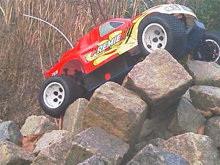 Off-Roader CEN NX Premier 4 - Er parkeret på vej op af en stak brosten billede 4