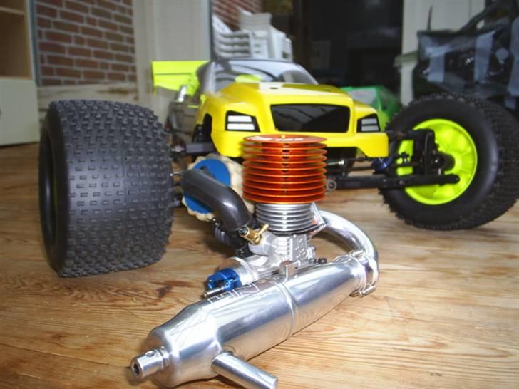 Truck Hong Nor X1crt Pro - Udstødning og kobling er her ved at være monteret. billede 9