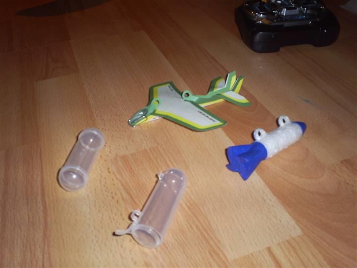 Fly Silverlit X-Plane - Nogle af de ting man kan lade falde fra luften. billede 4