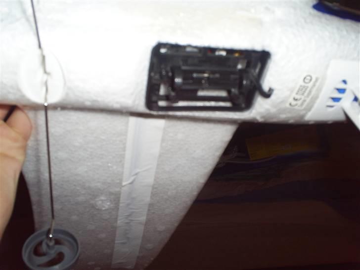 Fly Silverlit X-Plane - Udløsnings mekanismen. Kan pilles af og der kan monteres luft foto kamera i stedet for.  billede 8