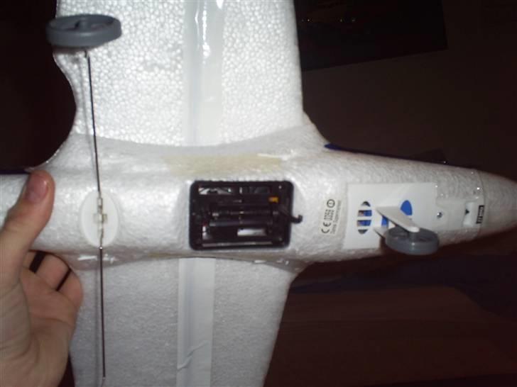 Fly Silverlit X-Plane - Udløsningsmekanismen. Kan pilles af og der kan monteres luft foto kamera i stedet for.  billede 9