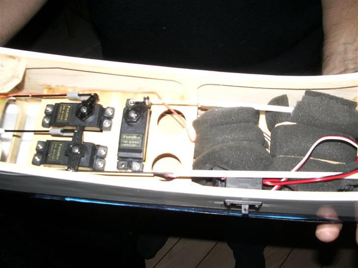 Fly Kyosho Calmato - det er futaba udstyr der sidder i den. billede 7