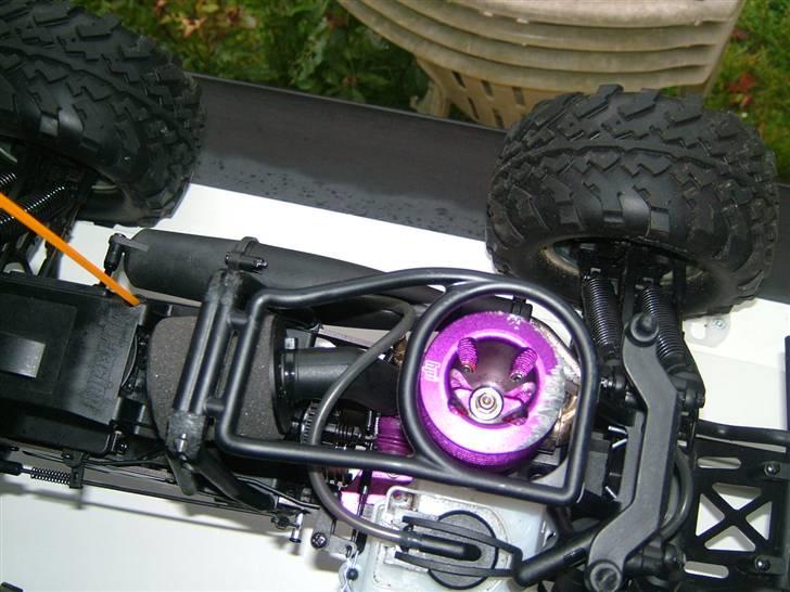 Off-Roader Savage x 4.6 - Overview over motoren og deromkring billede 7