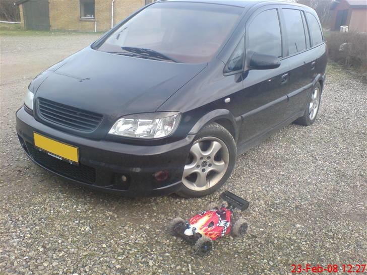 Buggy ravager RTR 4.6 til salg 800kr. - min lille nitro bil ved siden af min Zafira OPC billede 12