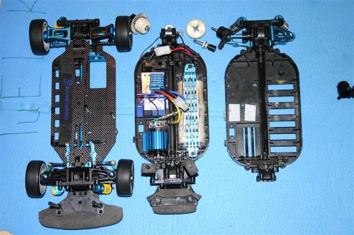 Bil Tamiya TT-01 Graphite - Teknikken sidder stadig på den gamle undervogn. Den helt gamle undervogn (højre) bliver muligvis en drift slæde.. billede 18