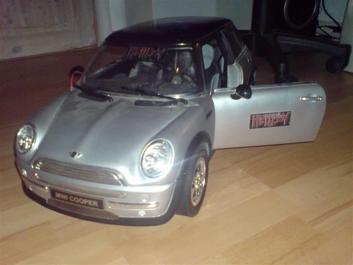 Bil mini cooper (SOLGT) - fronten med døren åben :p billede 1