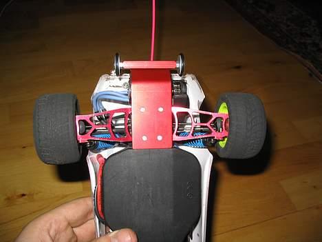 Truck LOSI Mini-T - Wheelie bar fra anden vinkel. Man ser at det er en komplet add-on der går langt under bilen. billede 8