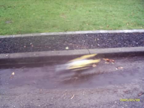 Bil Dirt Crusher - her er min bil i fuld fart i en vandpyt billede 3