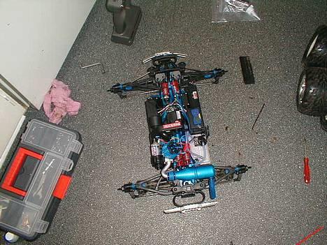 Truck Traxxas Revo Tiger - Efter at blive mudret til skal hun da lige rengøres... billede 8