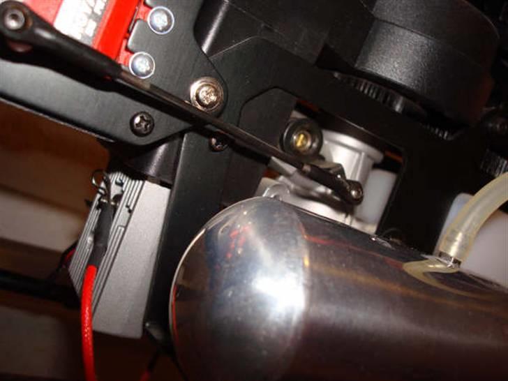 Helikopter CENTURY RAVEN 50 - closeup på gas og motor billede 13