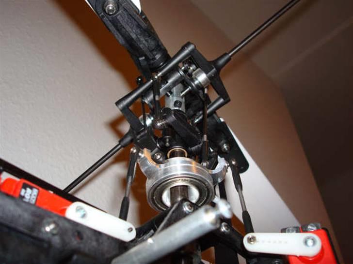 Helikopter CENTURY RAVEN 50 - swath og rotorhead fra bund billede 19