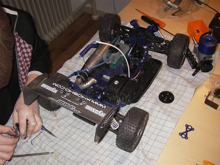 Buggy kyosho inferno mp 7.5 - da jeg havde stilt min motor svævt på plast spurgearet blev jeg nød til at skifte det! så det gjorde jeg, ses på billedet. billede 12