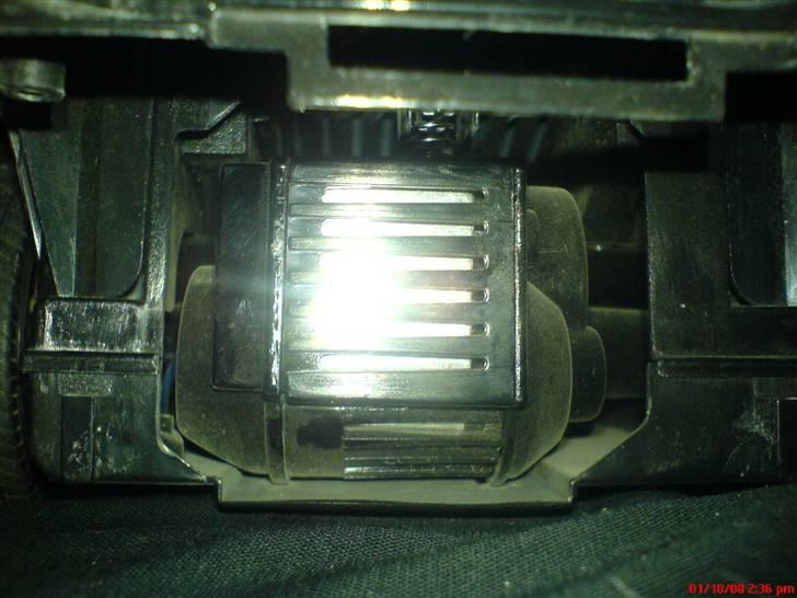 Bil Mercedes CLS55 AMG - kig ind til motoren uden bagkofanger. billede 11