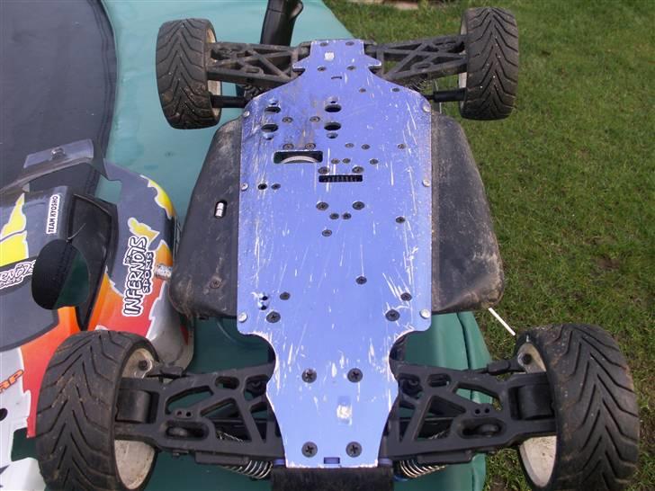 Buggy kyosho inferno7,5 SOLGT!! - lige et billed af bund pladen den er meget slidt hehe billede 5