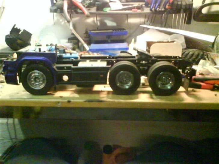 Lastbiler scania R620 V8 - her er den rigtige opstilling  sideskørtet er blevet afkortet og rammen afkortet ca 2 cm  billede 7