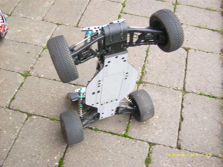 Buggy Tamiya DF-03 Dark Impact - Bunden er stadig helt glat og fri fra ridser ; ) billede 8