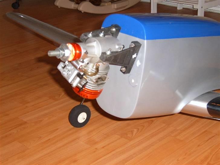 Fly P-51D MUSTANG. Solgt. billede 7