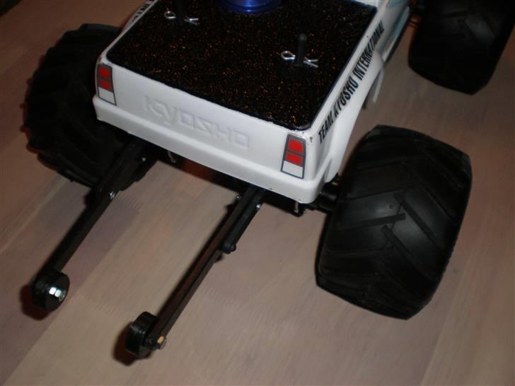 Off-Roader Kyosho Mad Force - Forlænget Wheeliebar billede 15