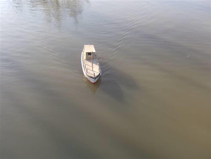 Båd Glasfiber Et projekt - Første gang den sejler med ny maling billede 1