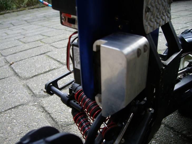 Off-Roader T-MAXX (solgt)  - servo beskytter billede 11