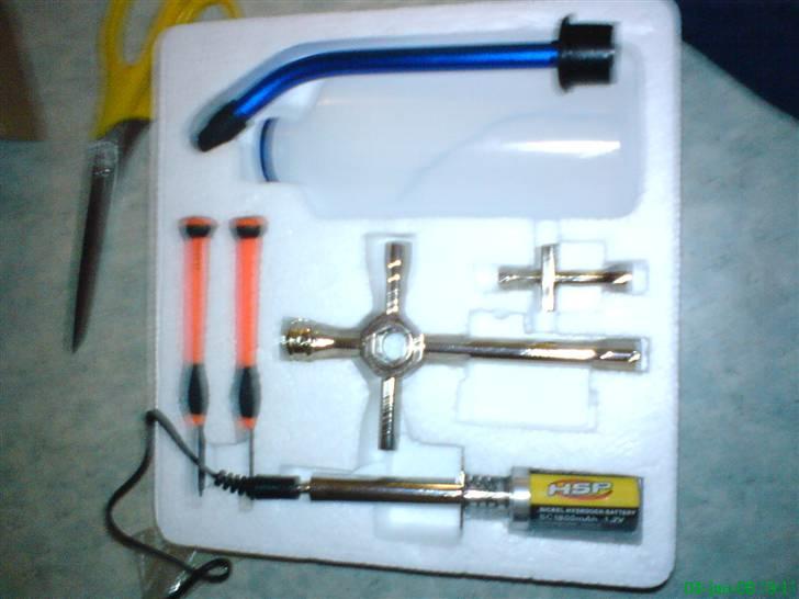 Buggy HSP Warhead (Bettebror's) - Startkit med glødestarter, tankflaske, stor og lille krydsnøgle & et par skruetrækkere billede 2