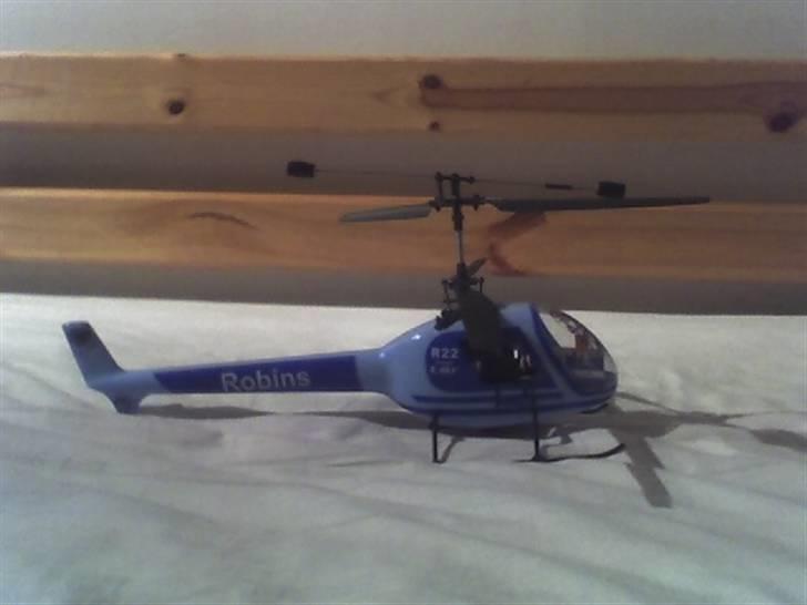 Helikopter Robins 22 E-sky - her står den på min seng billede 8
