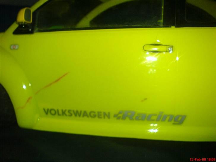 Bil Tamiya VW New Beetle - Venstre side med VW Racing sticker og en lakskade jeg ikke ved hvor kommer fra billede 5