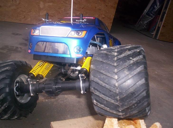 Off-Roader Kyosho Mad Force RCX - Ja, den kan vride sig noget, faktisk kan det ene hjul være 15cm. over jorden, før bare ét af de andre hjul letter... :-P  billede 4