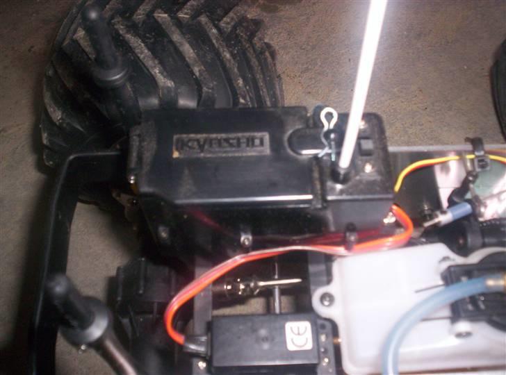 Off-Roader Kyosho Mad Force RCX - Heri gemmes modtager, og batterier dertil. billede 11