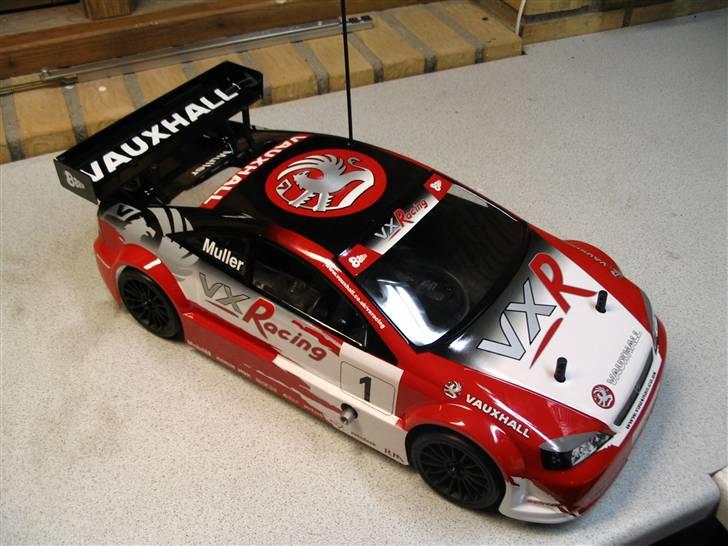 Bil Kyosho Fazer Astra Coupé - Kyosho Fazer med Astra Coupé karosse. Læg også mærke til udtaget til udstødningen. billede 1