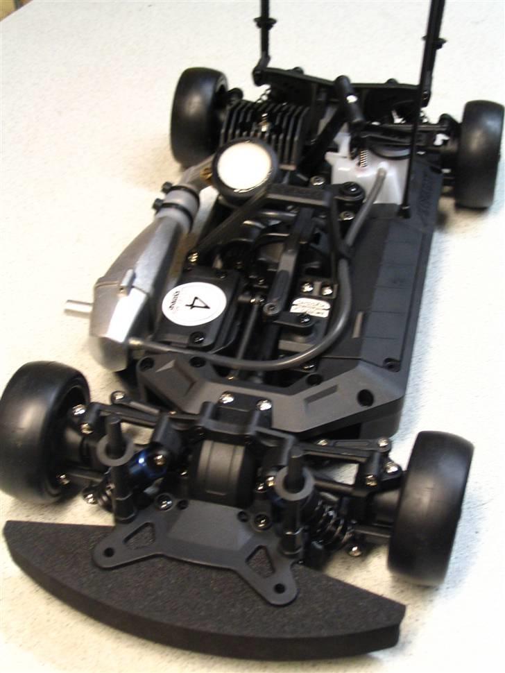 Bil Kyosho Fazer Astra Coupé - Bilen uden karossen. Læg mærke til det simple men super fede design. billede 2