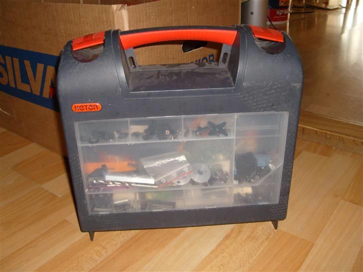 Truck  savage custom "til salg" - enu en rodekasse med skruer  batterier og meget andet.. billede 7