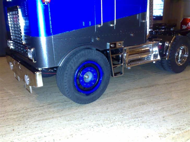 Truck tamiya globeliner  - her kan man se at de samme farver er brugt  på fælgen som på bodyen billede 3